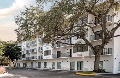 Golden Gate Apartment | Landing | Modern Studio, Courtyard, Yoga Studio