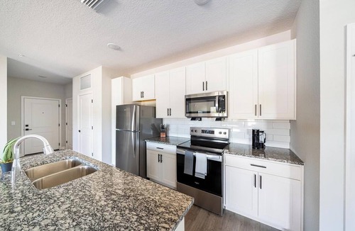 Port Malabar Apartment | Landing | Spectacular 2BD, Pool, Gym