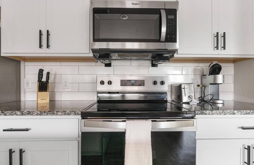 Port Malabar Apartment | Landing | Spectacular 2BD, Pool, Gym