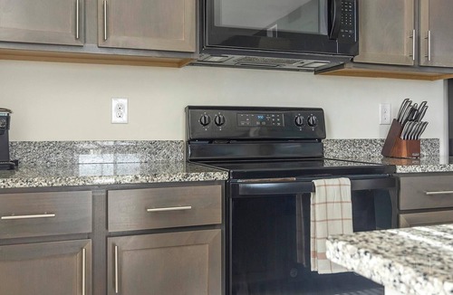 Eastwood Village Apartment | Landing | Spectacular 1BD, Pool, Clubhouse