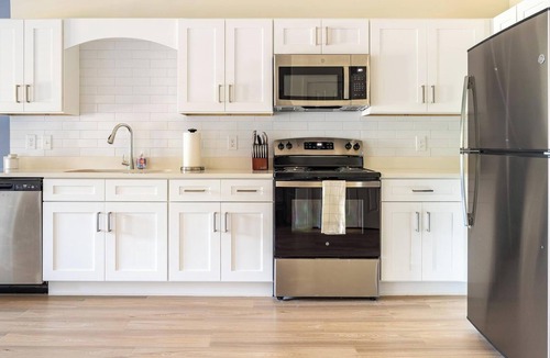 Bellview Apartment | Landing | Stunning 1BD, Gym, Pool