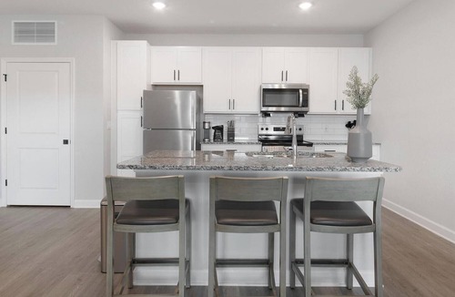 Port Malabar Apartment | Landing | Stunning 1BD, Gym, Pool
