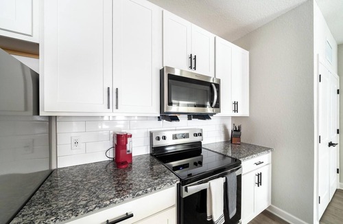 Port Malabar Apartment | Landing | Stunning 2BD, Gym, Pool