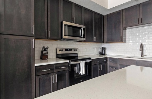 Palmetto Apartment | Landing | Stunning 2BD, Gym, Pool