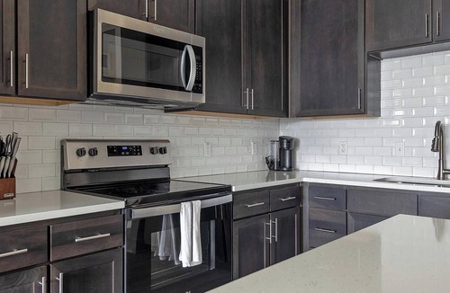 Palmetto Apartment | Landing | Stunning 2BD, Gym, Pool
