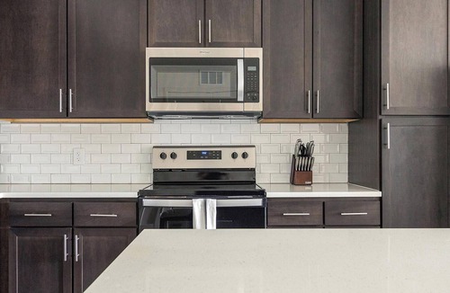 Palmetto Apartment | Landing | Stunning 2BD, Pool, Clubhouse