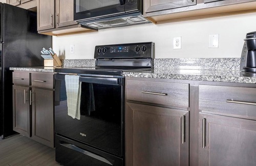 Eastwood Village Apartment | Landing | Stunning 2BD, Tennis Court