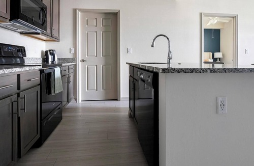 Eastwood Village Apartment | Landing | Stunning 2BD, Tennis Court