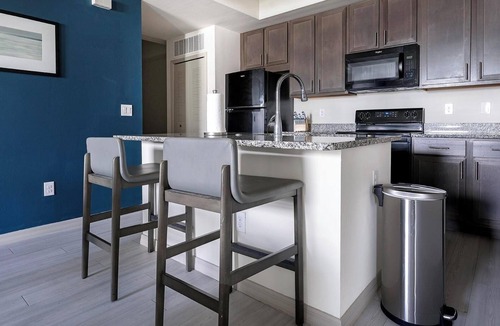 Eastwood Village Apartment | Landing | Stunning 2BD, Tennis Court