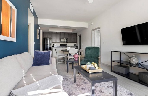 Eastwood Village Apartment | Landing | Stunning 2BD, Pool, Tennis Court