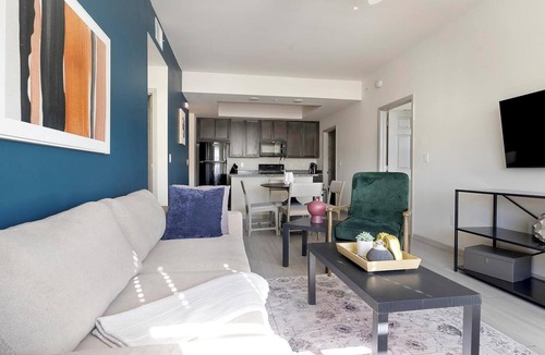 Eastwood Village Apartment | Landing | Stunning 2BD, Pool, Tennis Court