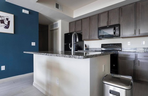 Eastwood Village Apartment | Landing | Stunning 2BD, Pool, Tennis Court