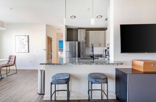 Tropic Apartment | Landing | Stunning 2BD, Pool, Courtyard