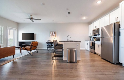 Port Malabar Apartment | Landing | Stylish 1BD, Gym, Pool