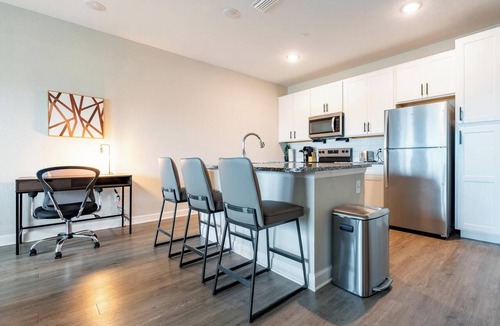 Port Malabar Apartment | Landing | Stylish 1BD, Gym, Pool
