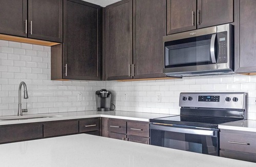 Palmetto Apartment | Landing | Stylish 1BD, Pool, Gym