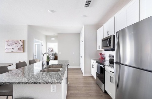 Port Malabar Apartment | Landing | Stylish 2BD, Gym, Pool
