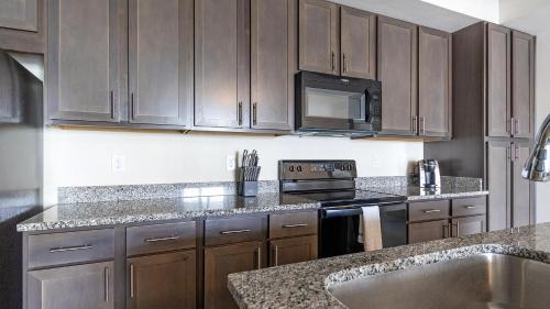 Eastwood Village Apartment | Landing Stylish 2BD Tennis Court