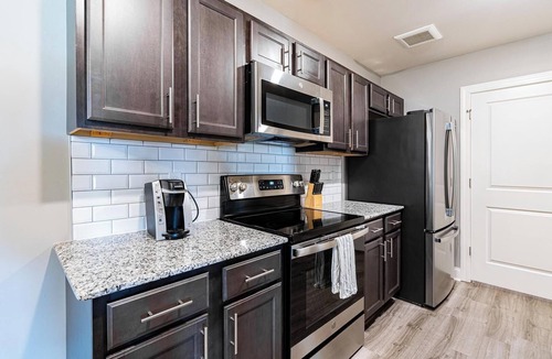 Cocoa Apartment | Landing | Stylish 3BD, Pool, Clubhouse