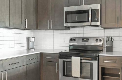 Sun City Center Apartment | Landing | Stylish 2BD, Gym