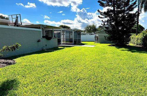 Homestead House | Large 3-Bedroom Home with WiFi and AC in Homestead