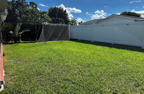 Homestead House | Large 3-Bedroom Home with WiFi and AC in Homestead