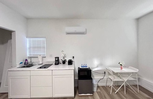 United Central House | Large 4 bedroom close to Beach and Downtown!