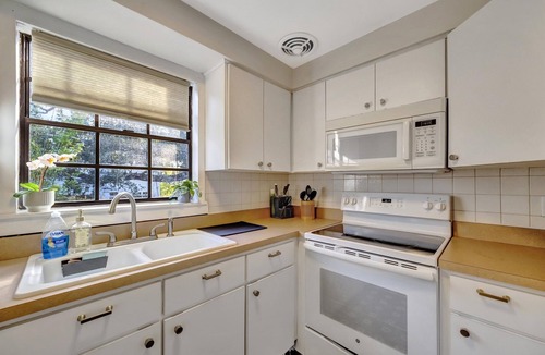 Parkland Estates House | Large 4B Home near Hyde Park! Sleep 10 Guests!