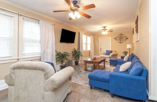 Columbus House | Large BnB with Pool! The White House & Cottage