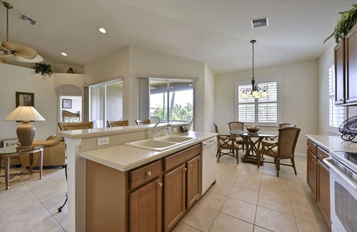 Bonita Springs Condo | Large Coach Home with lake view - Golf Available! - 5 Mins to Beaches!