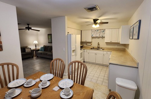 Hobe Sound Villa | Large, cozy and convenient king bed 1/1 + office/den villa - 1 mile from beach!
