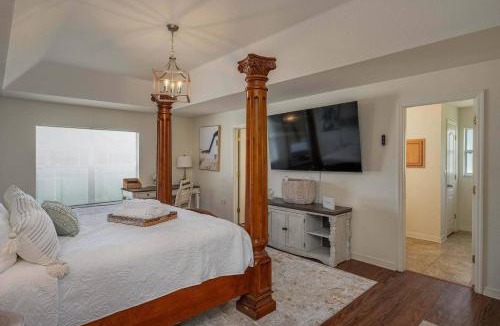 Lakeland House | Large House, Fireside Hot Tub, King Bed Suite
