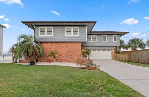 Crescent Beach House | Large Luxury Waterfront Home, Lg.Pool, Hot Tub, Kayaks, Game Room, boat ramp