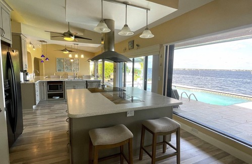 Caloosahatchee House | Large River Front House with Swimming Pool and Outdoor Kitchen in Cape Coral