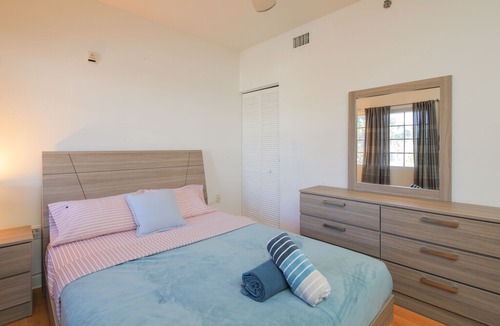 Bayshore Apartment | Large Studio close to the Beach