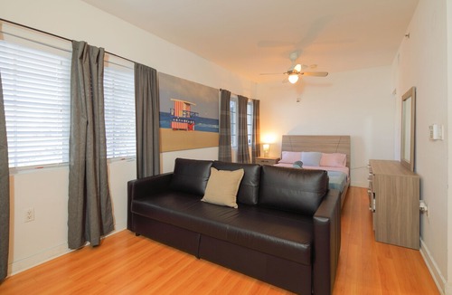 Bayshore Apartment | Large Studio close to the Beach
