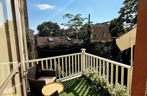 Manhattan Beach House | Large sunny room with private bath & balcony