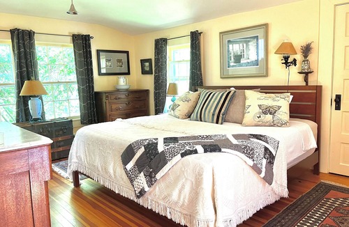 Lynn Bed & Breakfast | Lavender Hill c1915-Saltwater Pool, walkable to town & Private patio entrance.