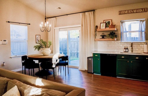 Greer House | Le Downtown French Maison- LUXURY Greer Home w/Firepit