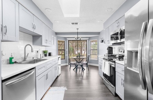 Spring Hill House | Leafy Lodge, Near Springs, Beach, Hot Tub, Fenced