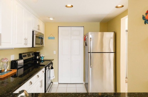 Grove City Condo | Lemon Bay Waterfront Condo w Patio, 5 miles to Gulf Beaches