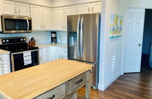 Tropical Cove Condo | Lexington CC, 3 bedroom, 2 bath, in the Golf Village!nGated Golf & Tennis Club