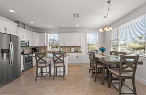 Sarasota House | Lido Key Coastal Retreat: Walk to Beach & St. Armands | Bonus Entertainment Lounge