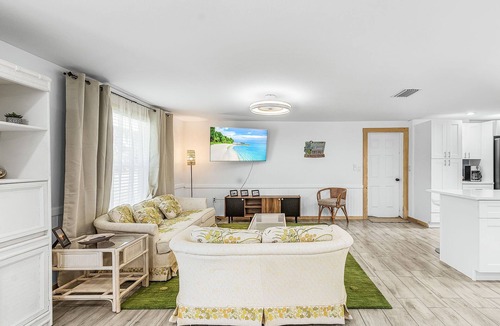 Saint James City House | Lime Life Villa – Retro Escape in St. James City, Hot Tub!