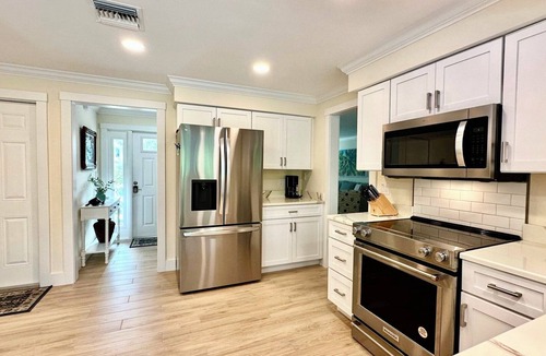 Sanibel House | Lion's Paw Cottage Where Old Charm Meets Water Adventures: Dock, Pool, Near Lighthouse Beach, Dining/Shops. Ground Level & Pet Friendly