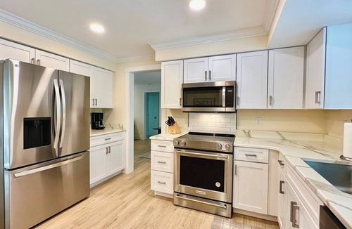 Sanibel House | Lion's Paw Cottage Where Old Charm Meets Water Adventures: Dock, Pool, Near Lighthouse Beach, Dining/Shops. Ground Level & Pet Friendly