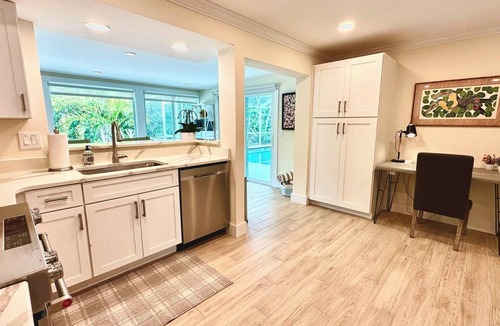 Sanibel House | Lion's Paw Cottage Where Old Charm Meets Water Adventures: Dock, Pool, Near Lighthouse Beach, Dining/Shops. Ground Level & Pet Friendly