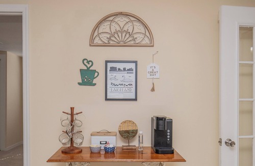 Dixieland House | Live Like a Local in Lakeland’s Coziest Bungalow- Foosball, Fountain & Fast WiFi