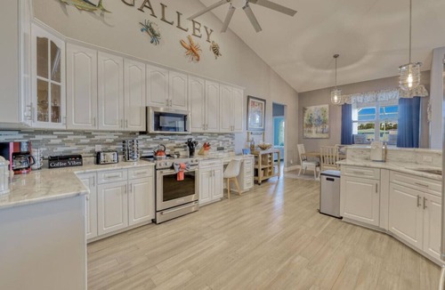 Caloosahatchee Villa | Loaded! Gulf Access Fenced Yard Smart TVS Kayaks Bikes Beach/Fish Gear Dog OK