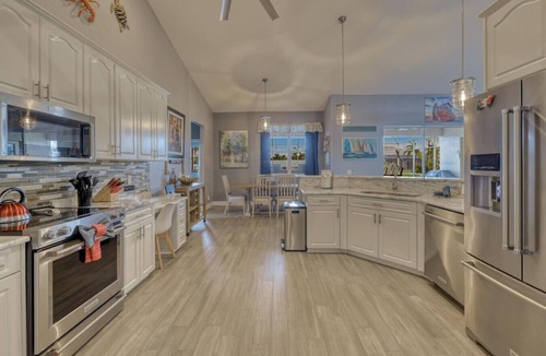 Caloosahatchee Villa | Loaded! Gulf Access Fenced Yard Smart TVS Kayaks Bikes Beach/Fish Gear Dog OK
